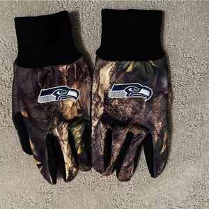 Seattle Seahawks camo lightweight gloves